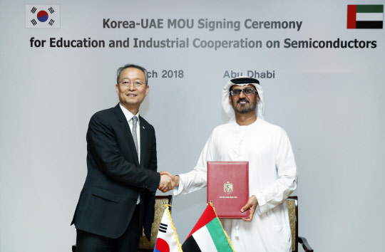 백운규 산업통상자원부 장관(왼쪽)이 25일(현지시간) 아부다비 에미레이트 팰리스호텔에서 후세인 알 하마디 아랍에미리트(UAE) 교육부 장관과 '한-UAE 간 반도체 인력양성 협력 재개 및 활성화 추진'을 위한 '반도체 인력양성 MOU(업무협약)'을 맺은 뒤 기념사진을 찍고 있다. <산업부 제공>